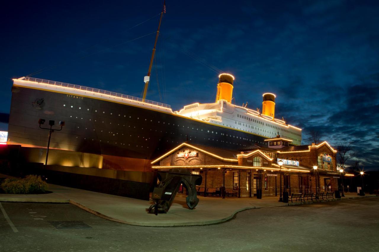 Always Kiss Me Goodnight- Hot Tub, You Get 1089 Of Free Area Attraction Tickets For Each Paid Day! Pigeon Forge Esterno foto