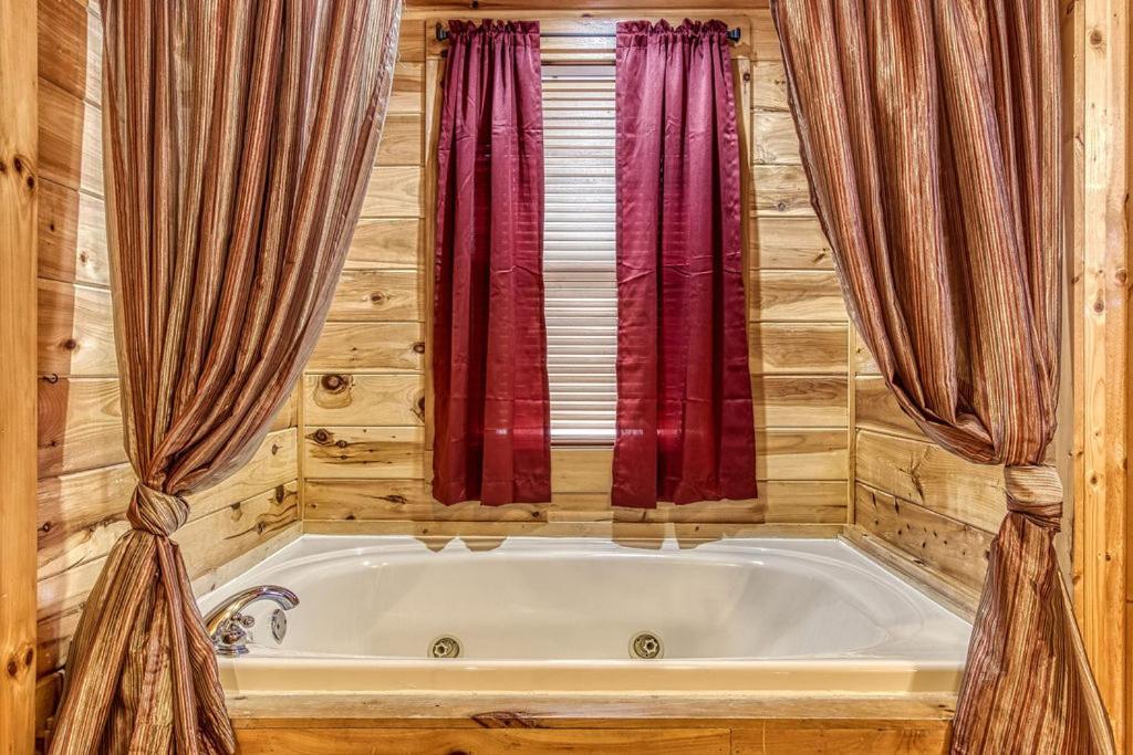 Always Kiss Me Goodnight- Hot Tub, You Get 1089 Of Free Area Attraction Tickets For Each Paid Day! Pigeon Forge Esterno foto