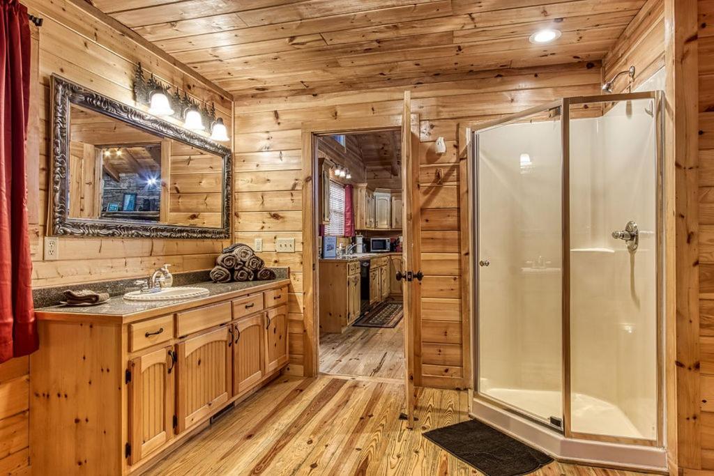 Always Kiss Me Goodnight- Hot Tub, You Get 1089 Of Free Area Attraction Tickets For Each Paid Day! Pigeon Forge Esterno foto
